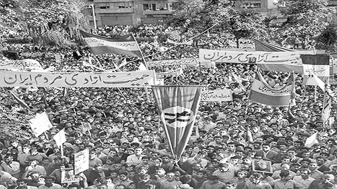 حشود من المتظاهرين يجتمعون أمام البرلمان بعدما أعلن رئيس الوزراء محمد مصدق أنه أحبط انقلاباً موالياً للشاه في طهران، إيران في 16 أغسطس 1953 (أ.ب)
